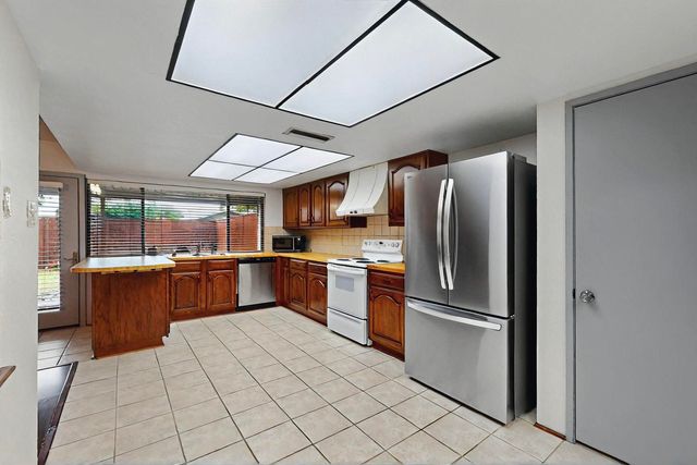 1907 Rambling Ridge Lane, Carrollton, TX 75007