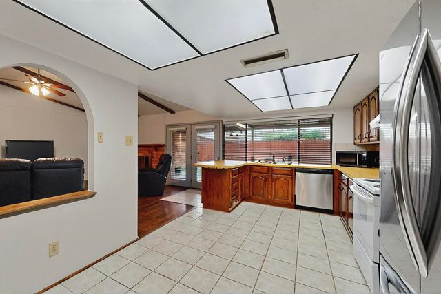 1907 Rambling Ridge Lane, Carrollton, TX 75007