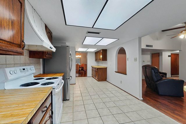 1907 Rambling Ridge Lane, Carrollton, TX 75007