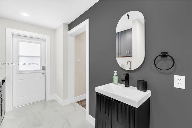 5049 Cleveland Road, Delray Beach, FL 33484