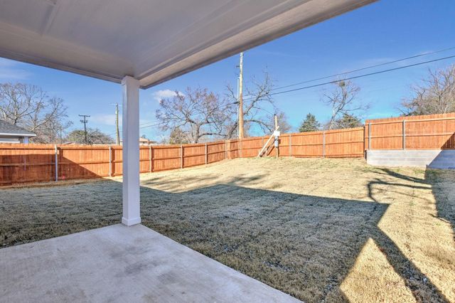 921 W Collins Street, Denison, TX 75020
