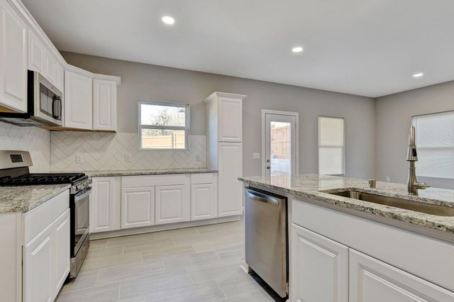 921 W Collins Street, Denison, TX 75020