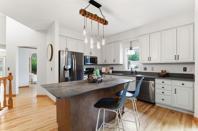 2287 Snowshoe Lane E, Maplewood, MN 55119