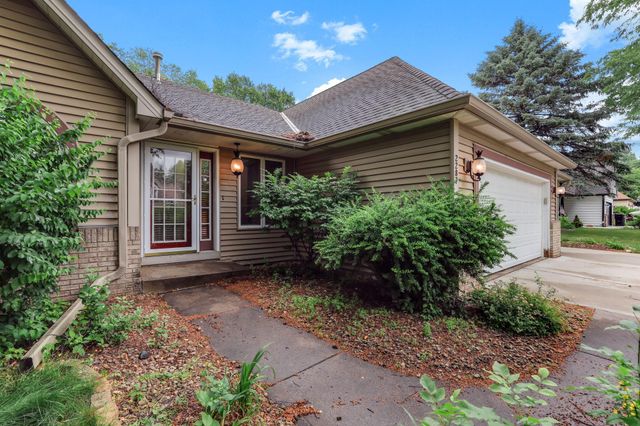 2287 Snowshoe Lane E, Maplewood, MN 55119