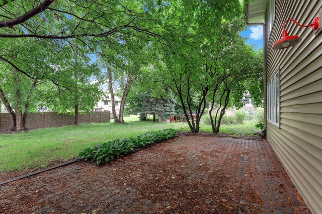2287 Snowshoe Lane E, Maplewood, MN 55119