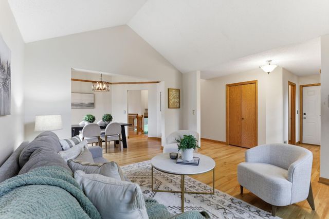 2287 Snowshoe Lane E, Maplewood, MN 55119