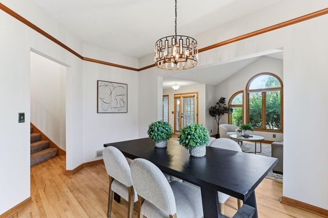 2287 Snowshoe Lane E, Maplewood, MN 55119