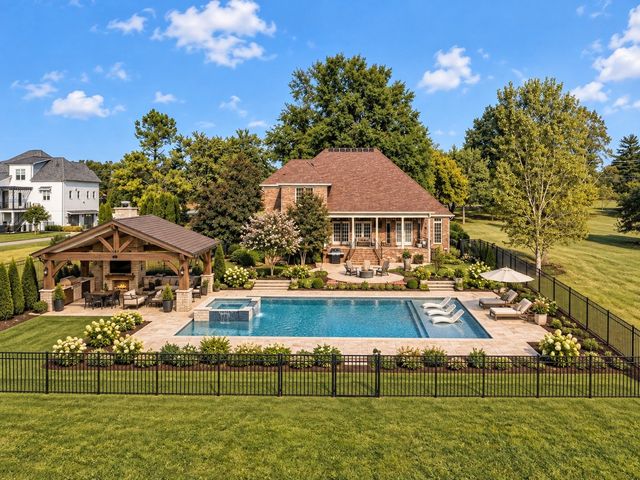 1405 Drakes Creek Rd, Hendersonville, TN 37075