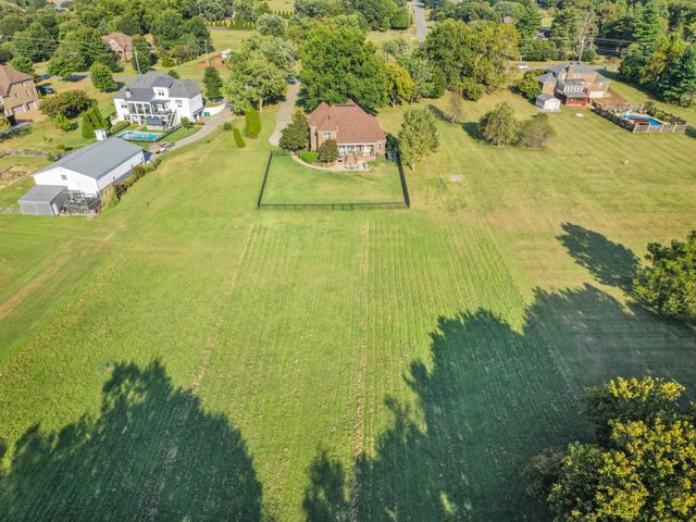 1405 Drakes Creek Rd, Hendersonville, TN 37075