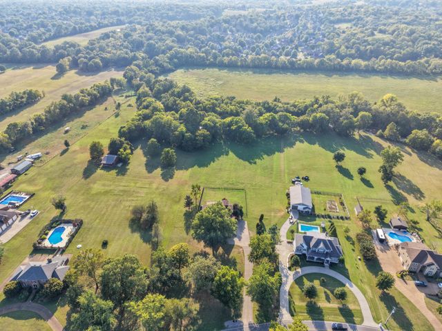 1405 Drakes Creek Rd, Hendersonville, TN 37075