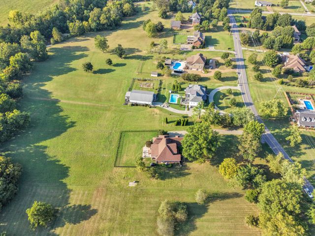 1405 Drakes Creek Rd, Hendersonville, TN 37075