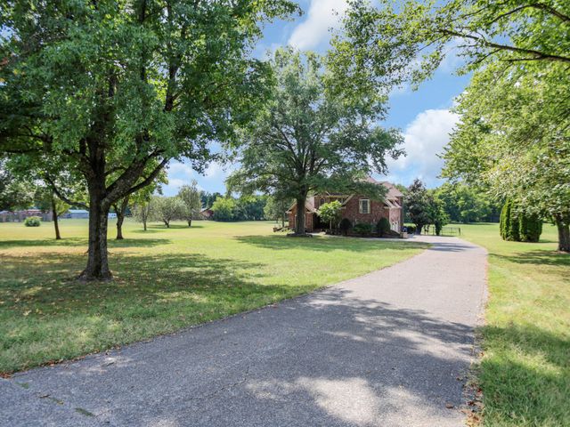 1405 Drakes Creek Rd, Hendersonville, TN 37075