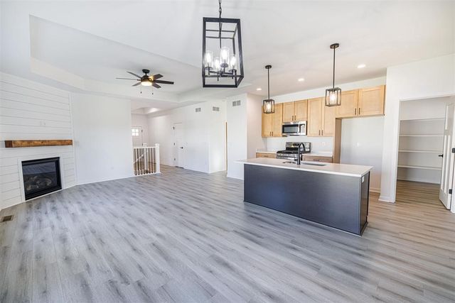 3801 N Woodbury Lane, Janesville, WI 53545