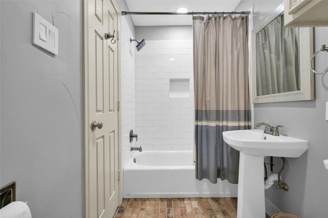 52 Dewberry Court, Lake Jackson, TX 77566