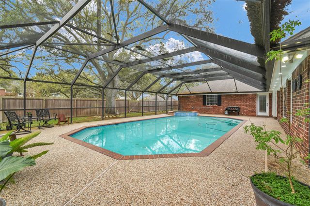 52 Dewberry Court, Lake Jackson, TX 77566