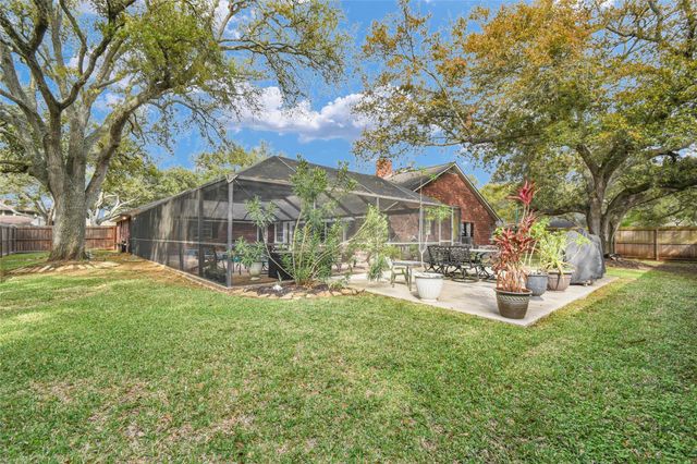 52 Dewberry Court, Lake Jackson, TX 77566