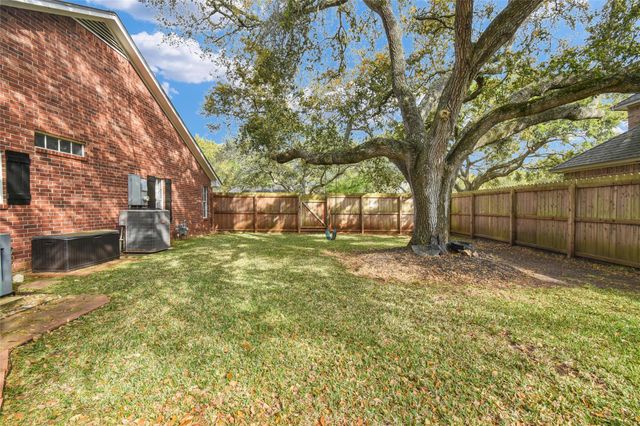 52 Dewberry Court, Lake Jackson, TX 77566