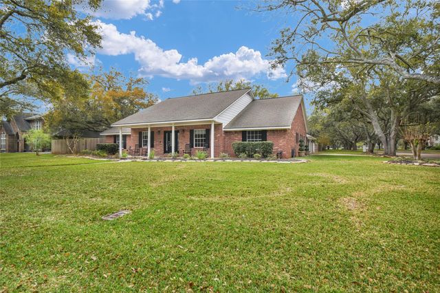 52 Dewberry Court, Lake Jackson, TX 77566