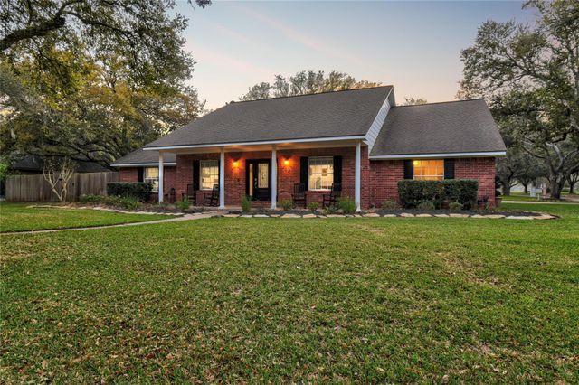 52 Dewberry Court, Lake Jackson, TX 77566