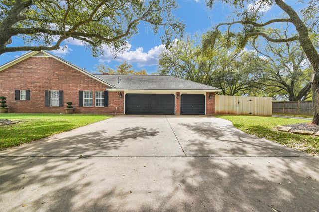 52 Dewberry Court, Lake Jackson, TX 77566