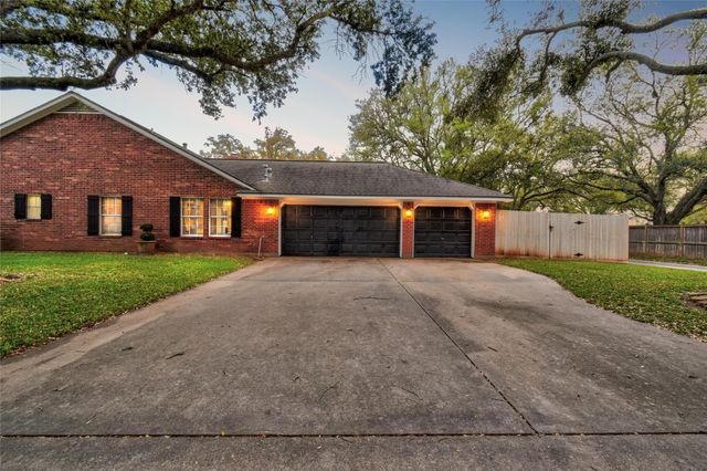 52 Dewberry Court, Lake Jackson, TX 77566