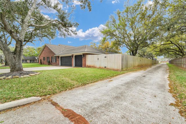 52 Dewberry Court, Lake Jackson, TX 77566