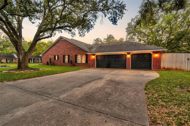 52 Dewberry Court, Lake Jackson, TX 77566