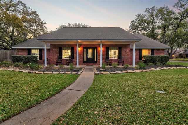 52 Dewberry Court, Lake Jackson, TX 77566