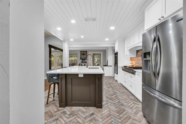 52 Dewberry Court, Lake Jackson, TX 77566