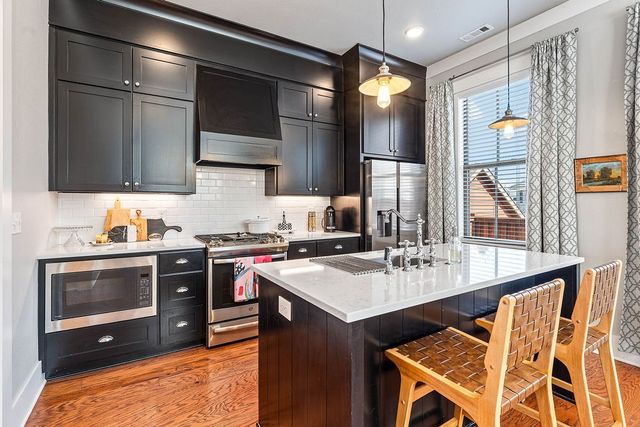 1852 N Meridian Drive, Fayetteville, AR 72701