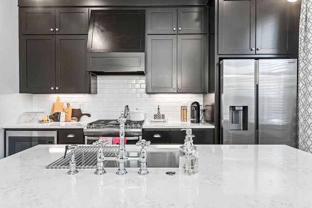 1852 N Meridian Drive, Fayetteville, AR 72701