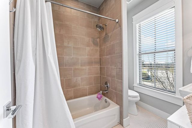 1852 N Meridian Drive, Fayetteville, AR 72701