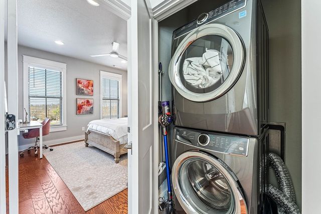 1852 N Meridian Drive, Fayetteville, AR 72701