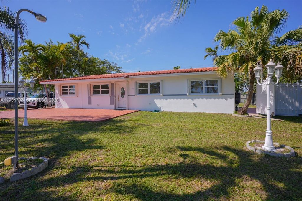 10521 SW 41st Terrace, Miami, FL 33165