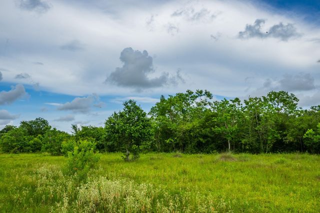 208 Cr 208, Danbury, TX 77534