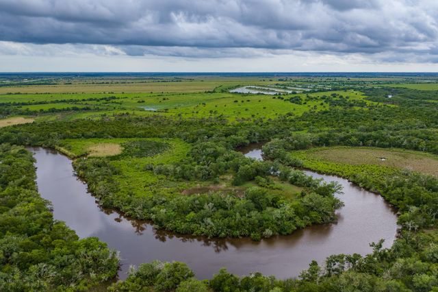 208 Cr 208, Danbury, TX 77534