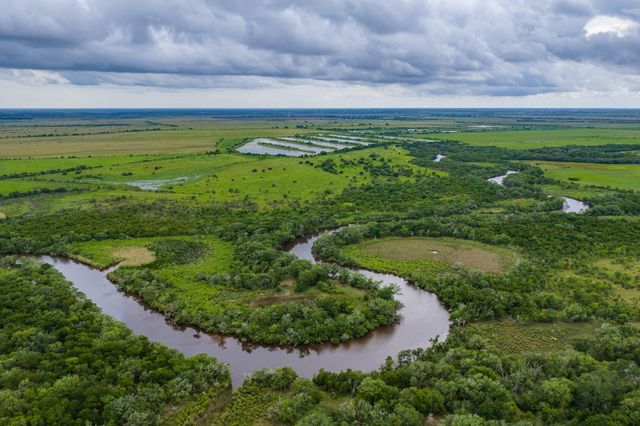 208 Cr 208, Danbury, TX 77534