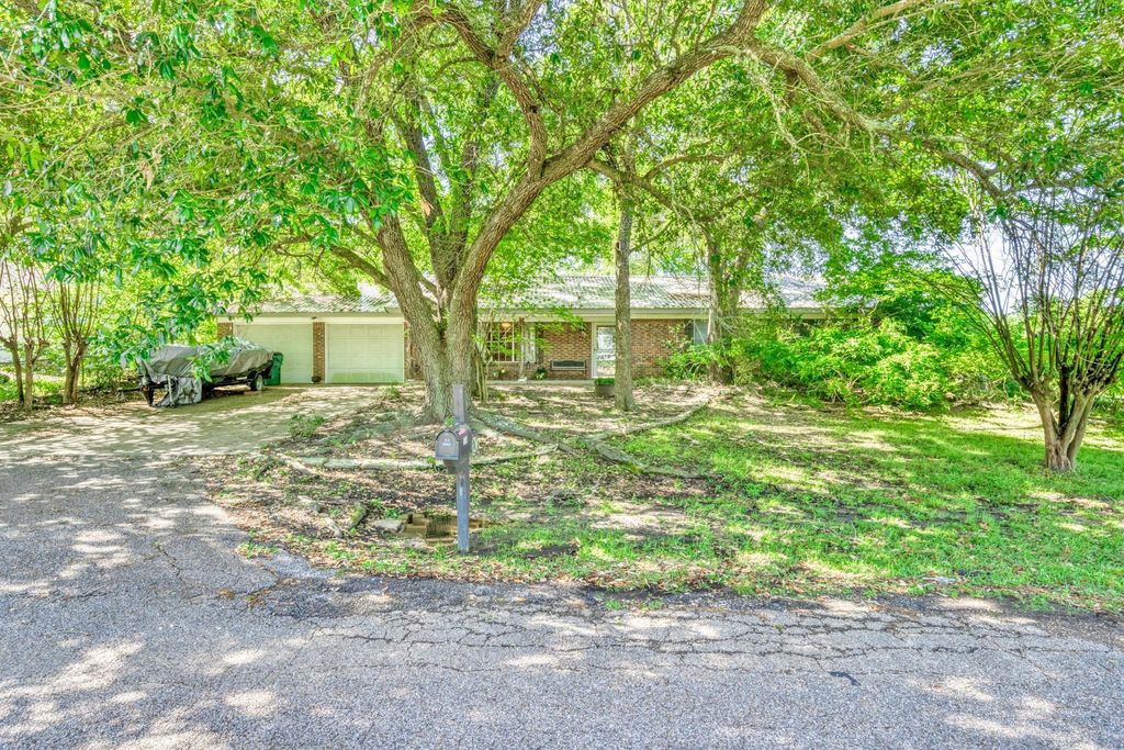 309 Heath Avenue, Madisonville, TX 77864