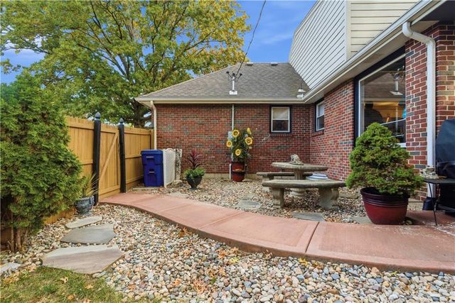 6300 Dearborn Drive, Mission, KS 66202