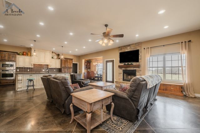 9118 Hall, Iowa Park, TX 76367