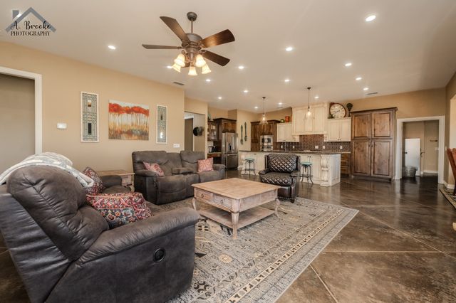 9118 Hall, Iowa Park, TX 76367