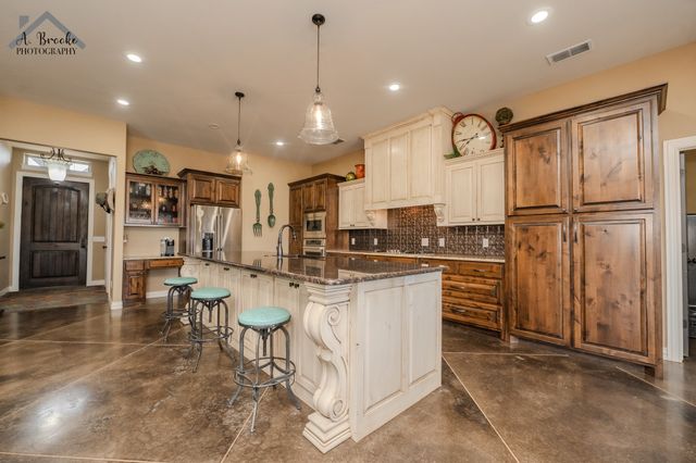 9118 Hall, Iowa Park, TX 76367