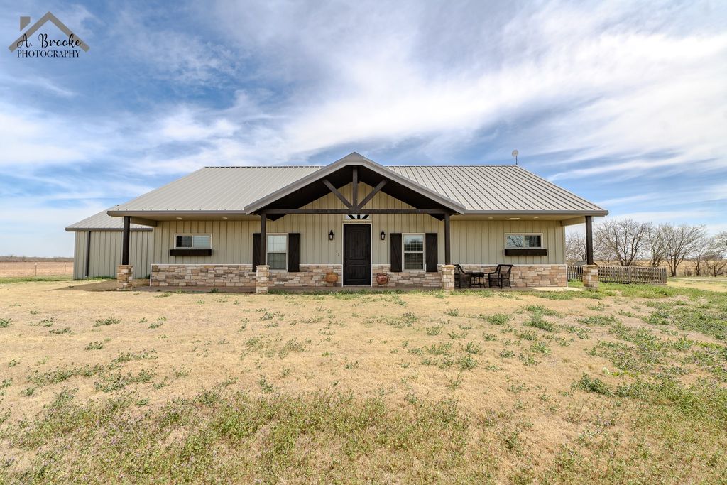 9118 Hall, Iowa Park, TX 76367