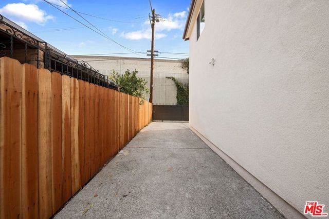 5912 S Flower Street, Los Angeles, CA 90003