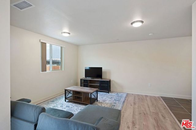 5912 S Flower Street, Los Angeles, CA 90003