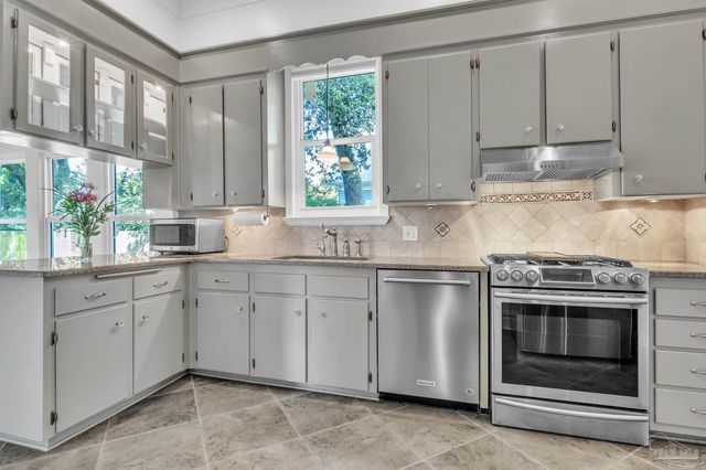 1305 N 15th Ave, Pensacola, FL 32503