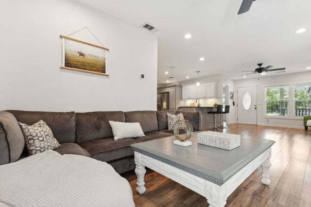 1142 W Clarendon Drive, Dallas, TX 75208