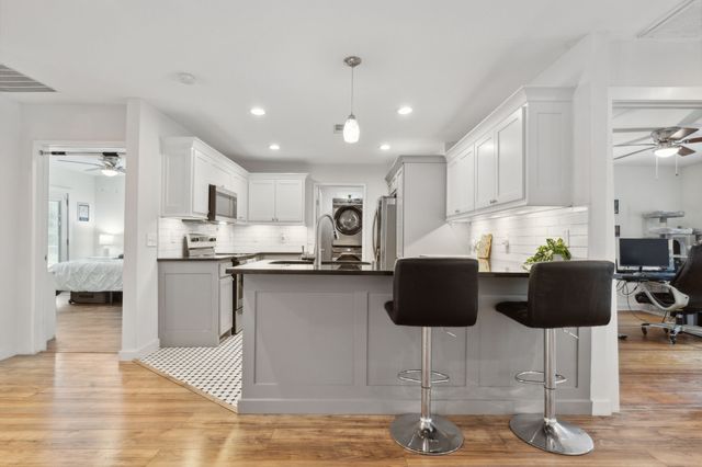 1142 W Clarendon Drive, Dallas, TX 75208