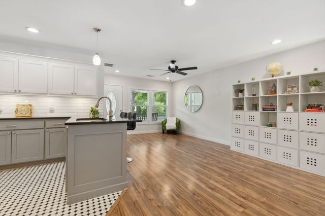 1142 W Clarendon Drive, Dallas, TX 75208