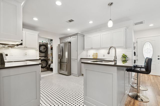 1142 W Clarendon Drive, Dallas, TX 75208